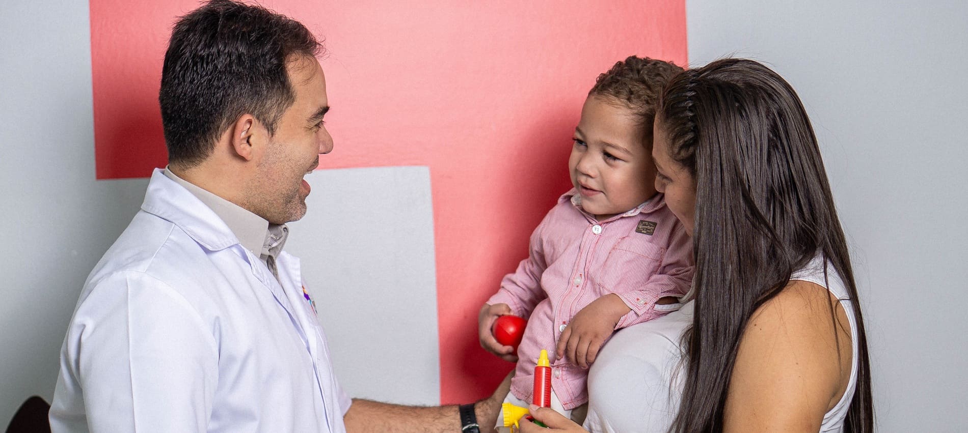 Médico saludando a su paciente