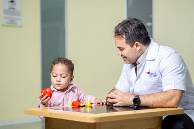 Paciente pediátrico y doctor de neurología