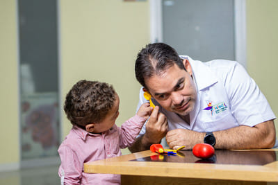 Paciente pediátrico y doctor de neurología