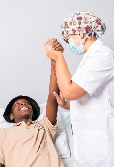 Paciente de reumatología pediátrica y doctor en consulta