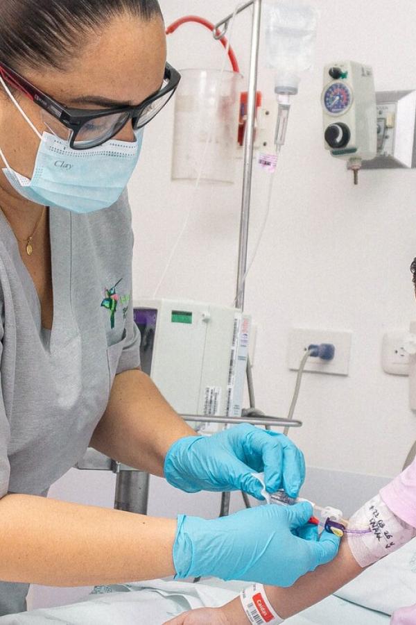 enfermera atendiendo paciente pediátrico